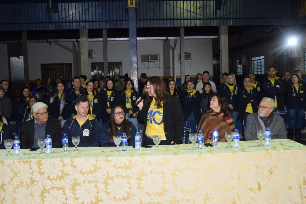 Noite de homenagens marca comemoração dos 40 anos da Escola Municipal de Tempo Integral Tancredo Neves
