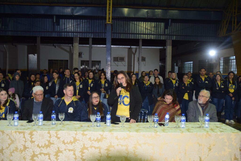 Noite de homenagens marca comemoração dos 40 anos da Escola Municipal de Tempo Integral Tancredo Neves