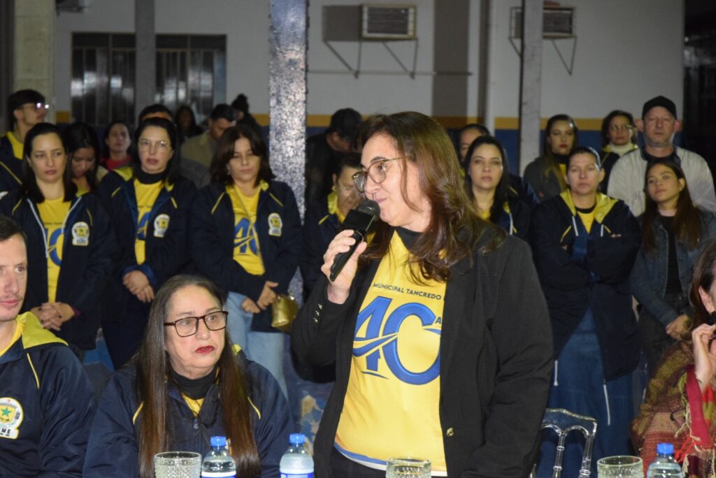 Noite de homenagens marca comemoração dos 40 anos da Escola Municipal de Tempo Integral Tancredo Neves