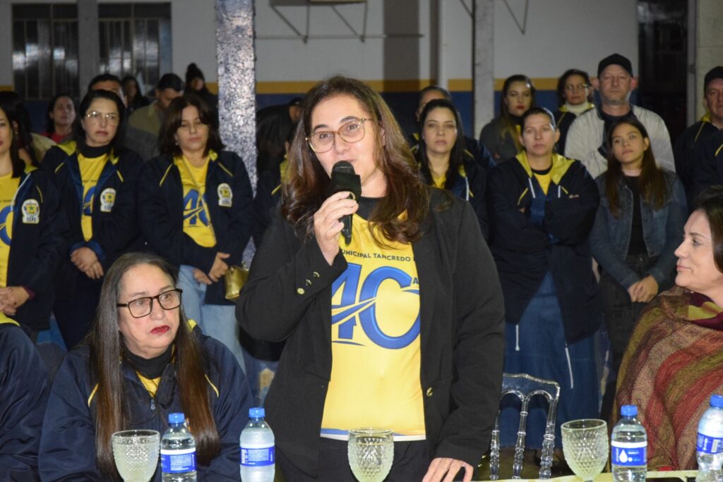 Noite de homenagens marca comemoração dos 40 anos da Escola Municipal de Tempo Integral Tancredo Neves