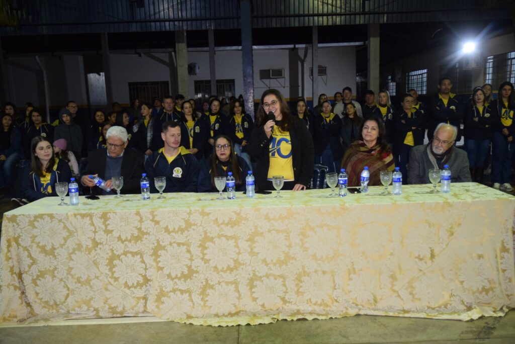 Noite de homenagens marca comemoração dos 40 anos da Escola Municipal de Tempo Integral Tancredo Neves