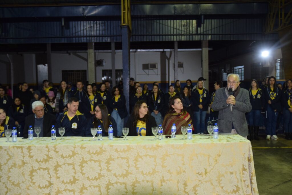 Noite de homenagens marca comemoração dos 40 anos da Escola Municipal de Tempo Integral Tancredo Neves