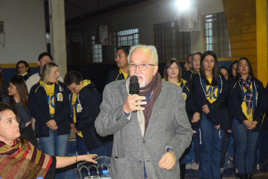 Noite de homenagens marca comemoração dos 40 anos da Escola Municipal de Tempo Integral Tancredo Neves