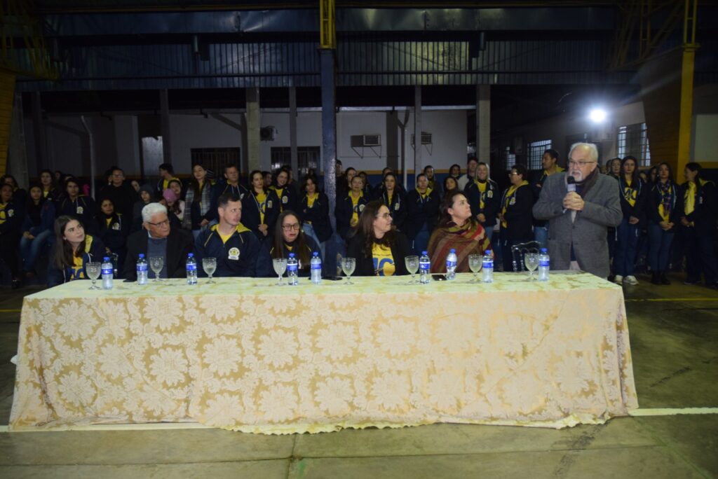 Noite de homenagens marca comemoração dos 40 anos da Escola Municipal de Tempo Integral Tancredo Neves