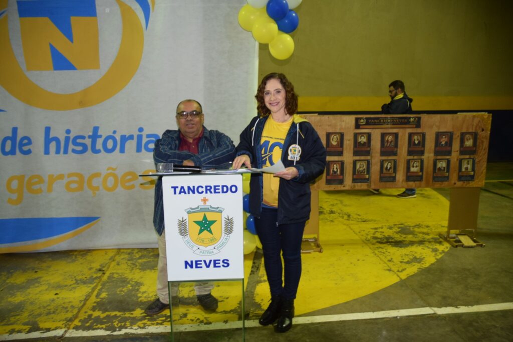 Noite de homenagens marca comemoração dos 40 anos da Escola Municipal de Tempo Integral Tancredo Neves