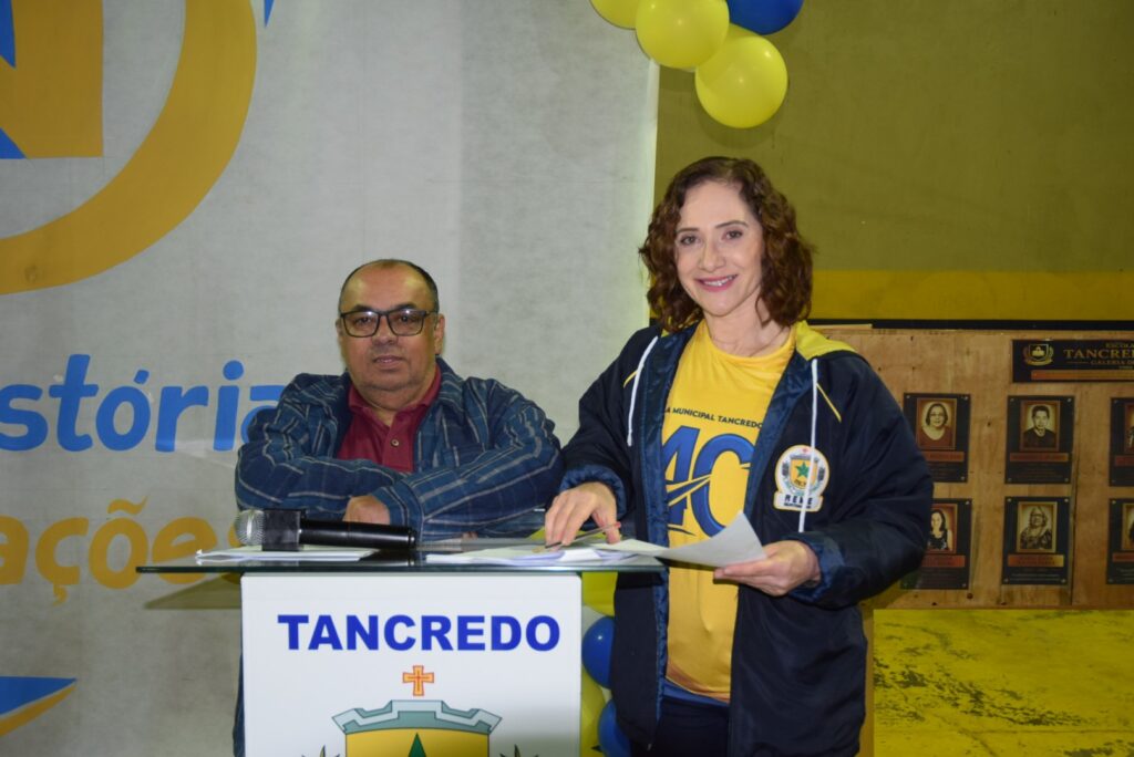 Noite de homenagens marca comemoração dos 40 anos da Escola Municipal de Tempo Integral Tancredo Neves