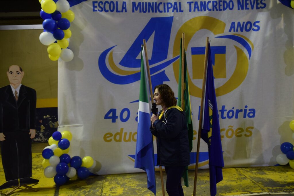 Noite de homenagens marca comemoração dos 40 anos da Escola Municipal de Tempo Integral Tancredo Neves