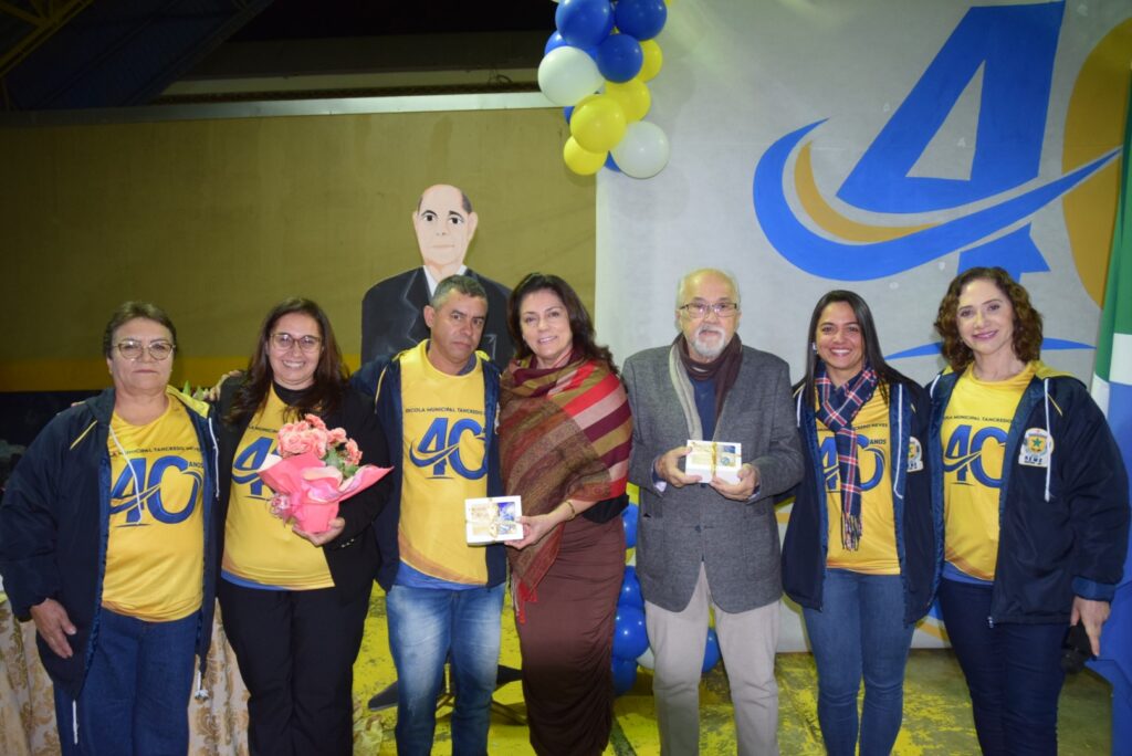 Noite de homenagens marca comemoração dos 40 anos da Escola Municipal de Tempo Integral Tancredo Neves