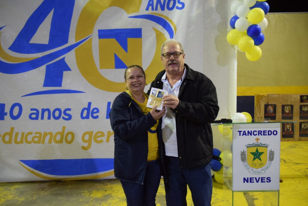 Noite de homenagens marca comemoração dos 40 anos da Escola Municipal de Tempo Integral Tancredo Neves