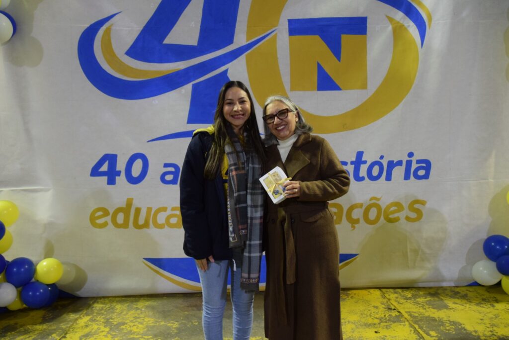 Noite de homenagens marca comemoração dos 40 anos da Escola Municipal de Tempo Integral Tancredo Neves