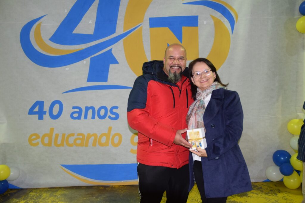 Noite de homenagens marca comemoração dos 40 anos da Escola Municipal de Tempo Integral Tancredo Neves
