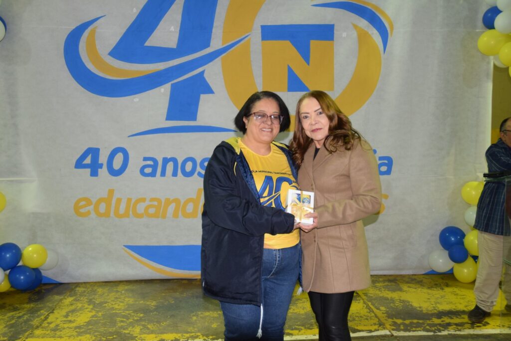 Noite de homenagens marca comemoração dos 40 anos da Escola Municipal de Tempo Integral Tancredo Neves