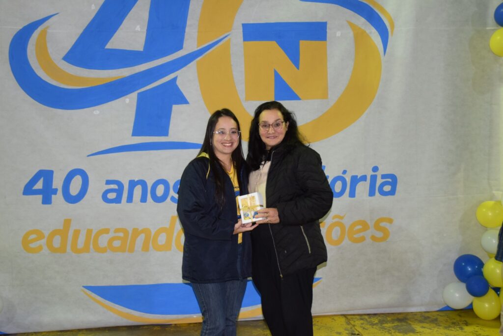 Noite de homenagens marca comemoração dos 40 anos da Escola Municipal de Tempo Integral Tancredo Neves