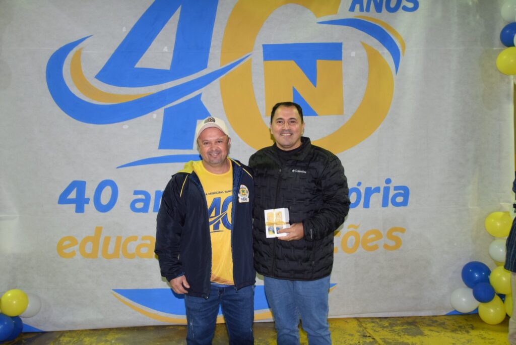 Noite de homenagens marca comemoração dos 40 anos da Escola Municipal de Tempo Integral Tancredo Neves