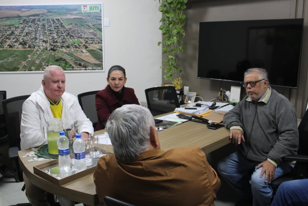 Prefeito Gilson recebe o deputado estadual Zeca do PT para tratar de investimentos para Juti Prefeito Gilson recebe o deputado estadual Zeca do PT para tratar de investimentos para Juti