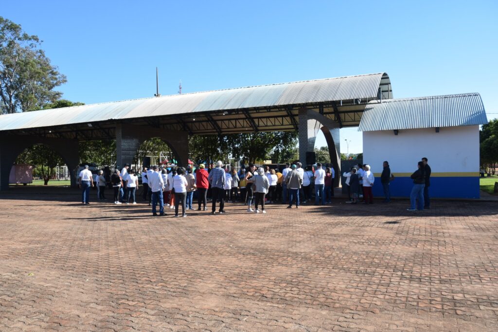Grupo da Terceira Idade de Iguatemi participa de caminhada alusiva ao Junho Prata, mês de combate à violência contra a pessoa idosa