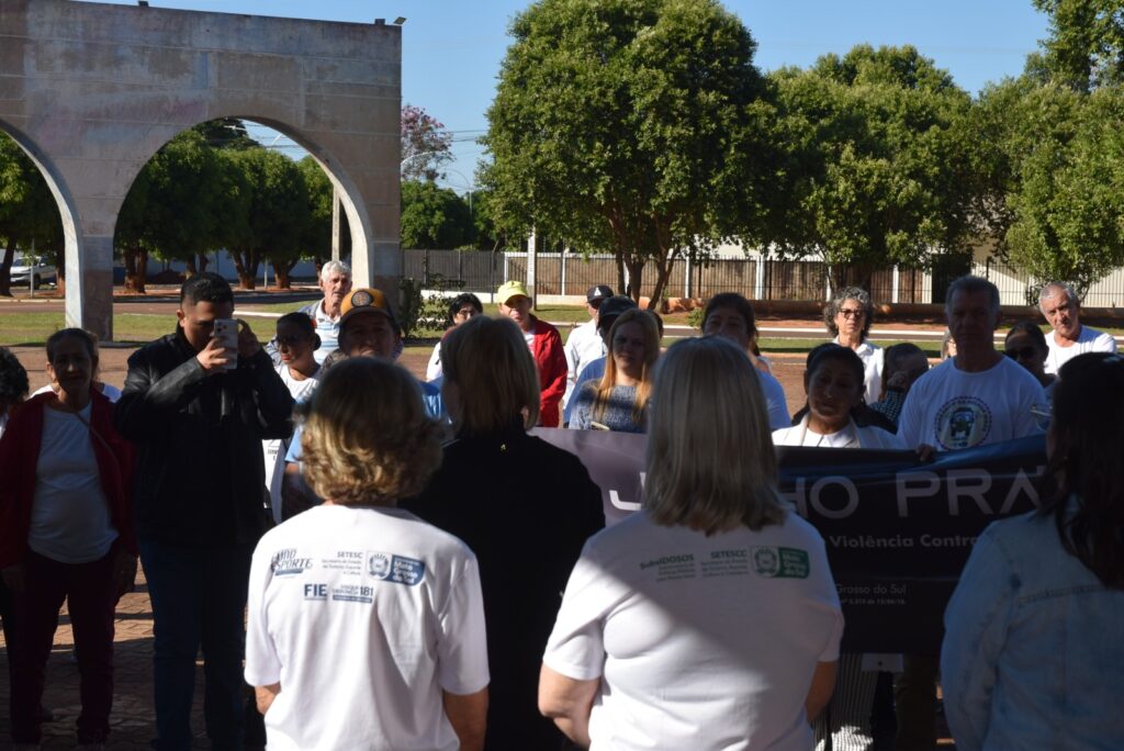 Grupo da Terceira Idade de Iguatemi participa de caminhada alusiva ao Junho Prata, mês de combate à violência contra a pessoa idosa