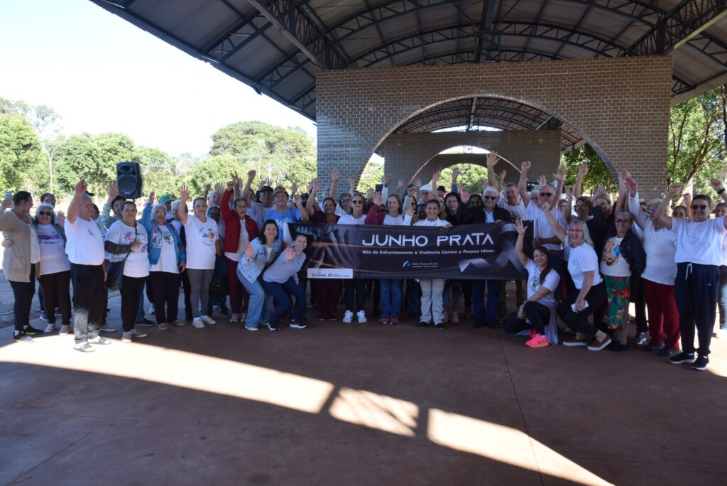 Grupo da Terceira Idade de Iguatemi participa de caminhada alusiva ao Junho Prata, mês de combate à violência contra a pessoa idosa