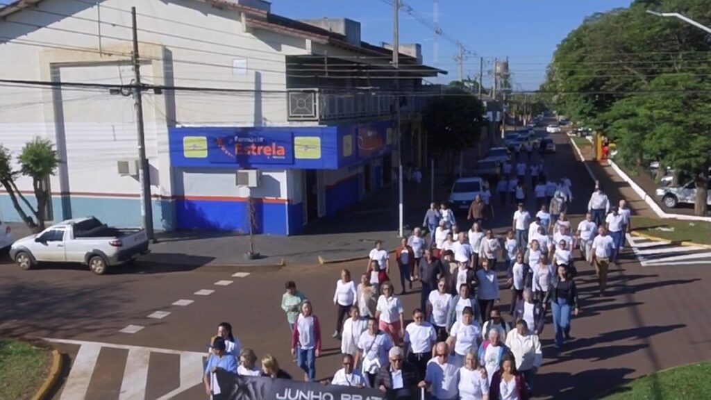 Grupo da Terceira Idade de Iguatemi participa de caminhada alusiva ao Junho Prata, mês de combate à violência contra a pessoa idosa