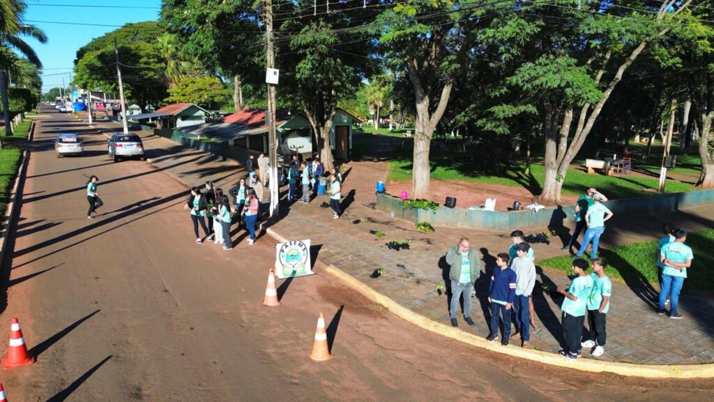 Alunos da Escola Dr. Mitsuro Saito realizam ação alusiva à Semana do Meio Ambiente em Paranhos Alunos da Escola Dr. Mitsuro Saito realizam ação alusiva à Semana do Meio Ambiente em Paranhos