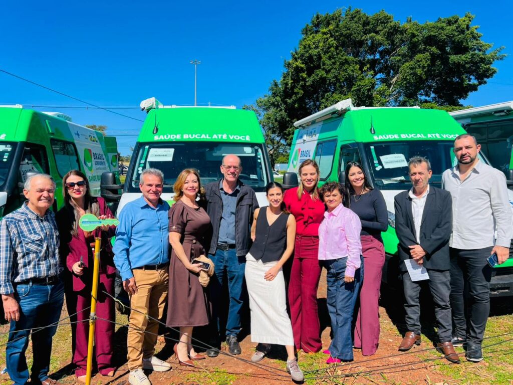 Prefeito de Amambai participa da entrega de Unidade Odontológica Móvel e equipamentos para UBS em Campo Grande Prefeito de Amambai participa da entrega de Unidade Odontológica Móvel e equipamentos para UBS em Campo Grande
