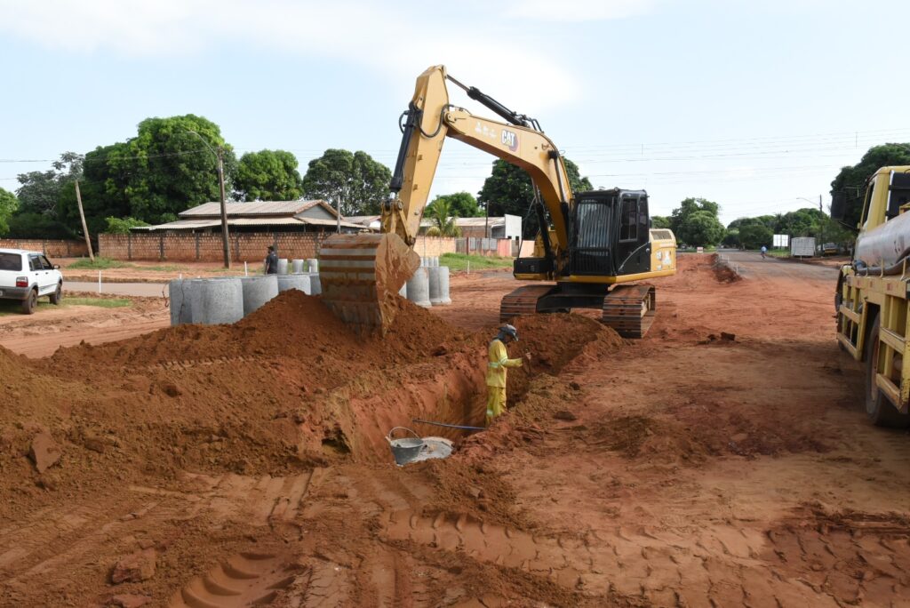 Iguatemi é um verdadeiro canteiro de obras, com rede de drenagem, recapeamento e pavimentação asfáltica no perímetro urbano Iguatemi é um verdadeiro canteiro de obras, com rede de drenagem, recapeamento e pavimentação asfáltica no perímetro urbano