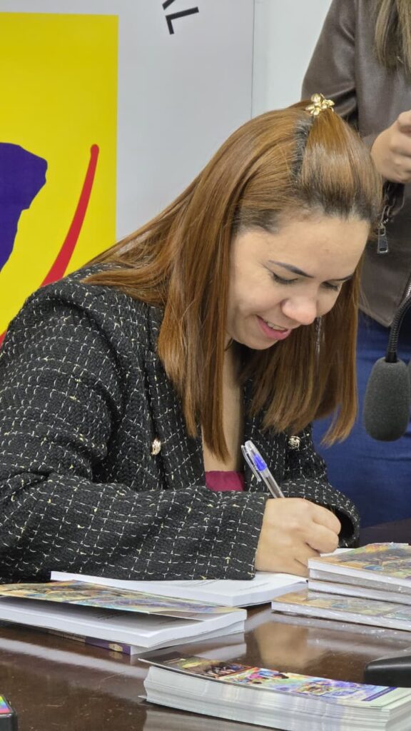 Caarapó: Emoção marca noite de lançamento de livro da professora Luciene Barbosa Caarapó: Emoção marca noite de lançamento de livro da professora Luciene Barbosa