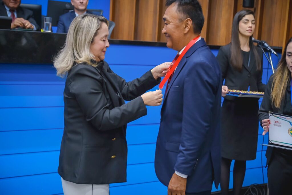 Lia Nogueira (PSDB) homenageia voluntário que transforma vidas por meio do esporte em Dourados