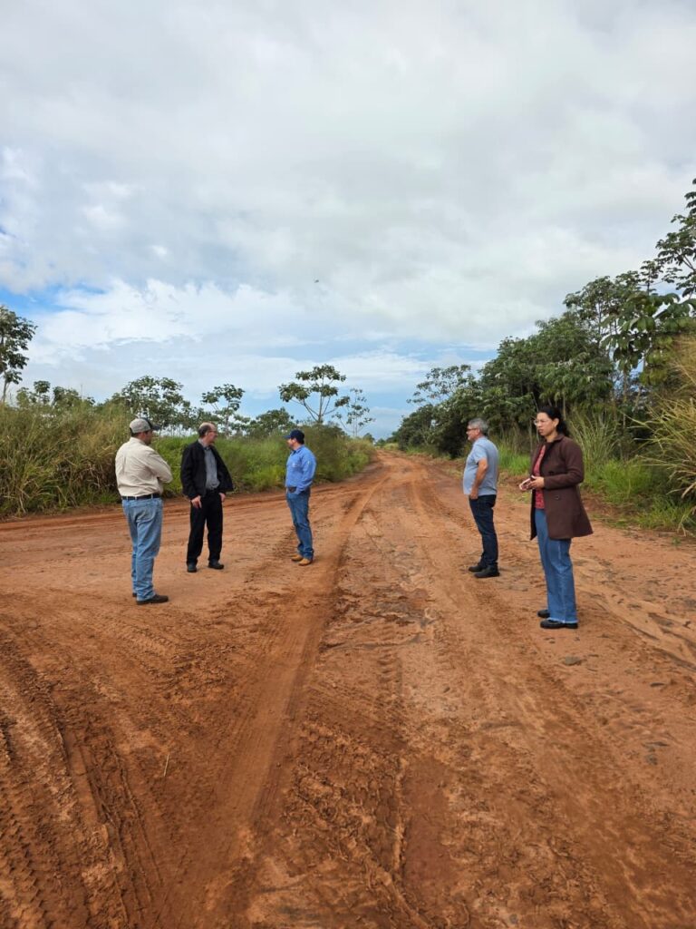 Vistoria define melhorias em estradas rurais com foco em drenagem e cascalhamento em Amambai Vistoria define melhorias em estradas rurais com foco em drenagem e cascalhamento em Amambai