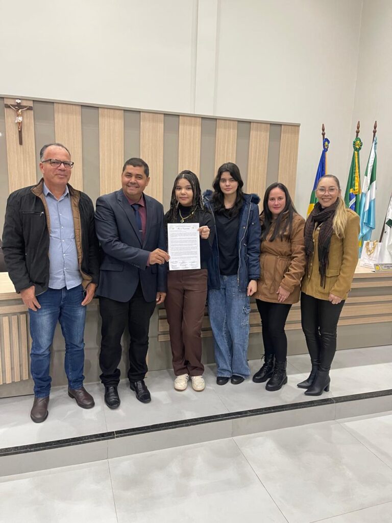 Câmara de Paranhos homenageia alunos e educadores da Escola Santiago Benites por conquistas em concursos de redação Câmara de Paranhos homenageia alunos e educadores da Escola Santiago Benites por conquistas em concursos de redação