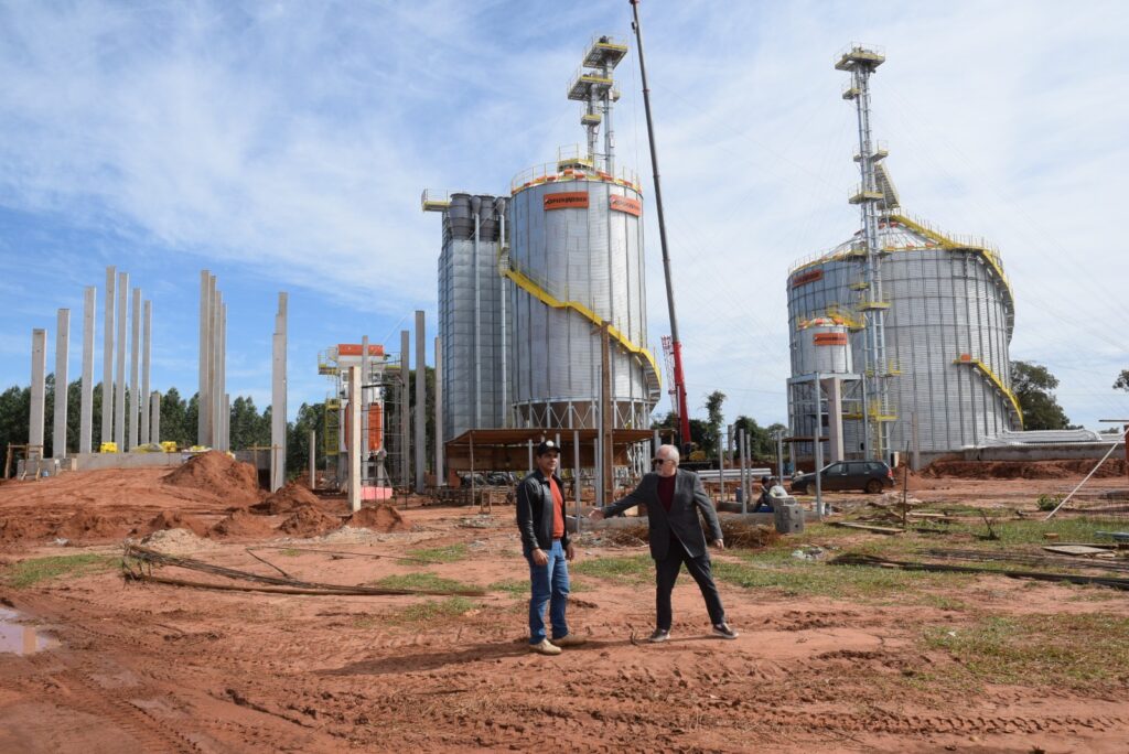 Prefeito Lídio Ledesma visita instalações da Cooperschutz, empresa que reforçará o agronegócio de Iguatemi e região
