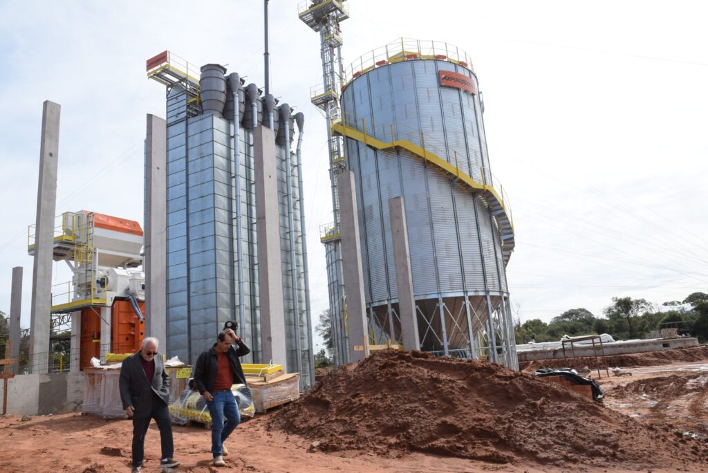 Prefeito Lídio Ledesma visita instalações da Cooperschutz, empresa que reforçará o agronegócio de Iguatemi e região