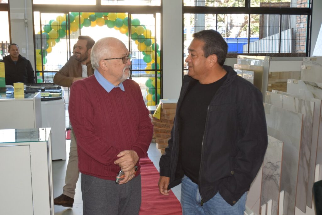 Prefeito Dr. Lídio e autoridades prestigiam a inauguração da filial das Lojas Quero-Quero S.A. em Iguatemi