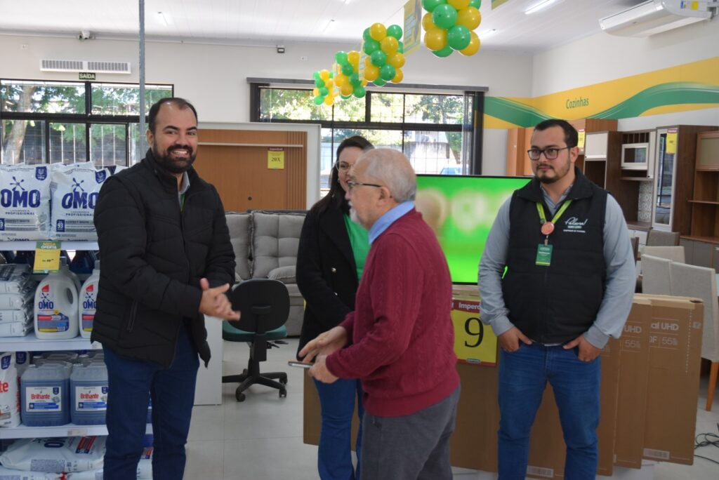 Prefeito Dr. Lídio e autoridades prestigiam a inauguração da filial das Lojas Quero-Quero S.A. em Iguatemi