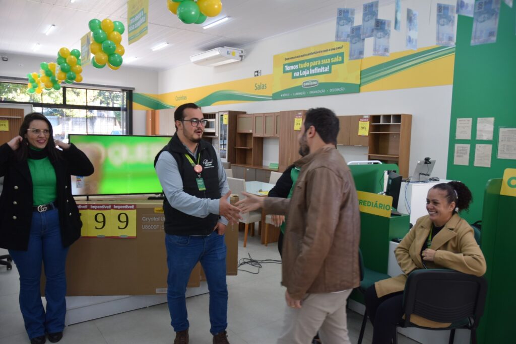 Prefeito Dr. Lídio e autoridades prestigiam a inauguração da filial das Lojas Quero-Quero S.A. em Iguatemi