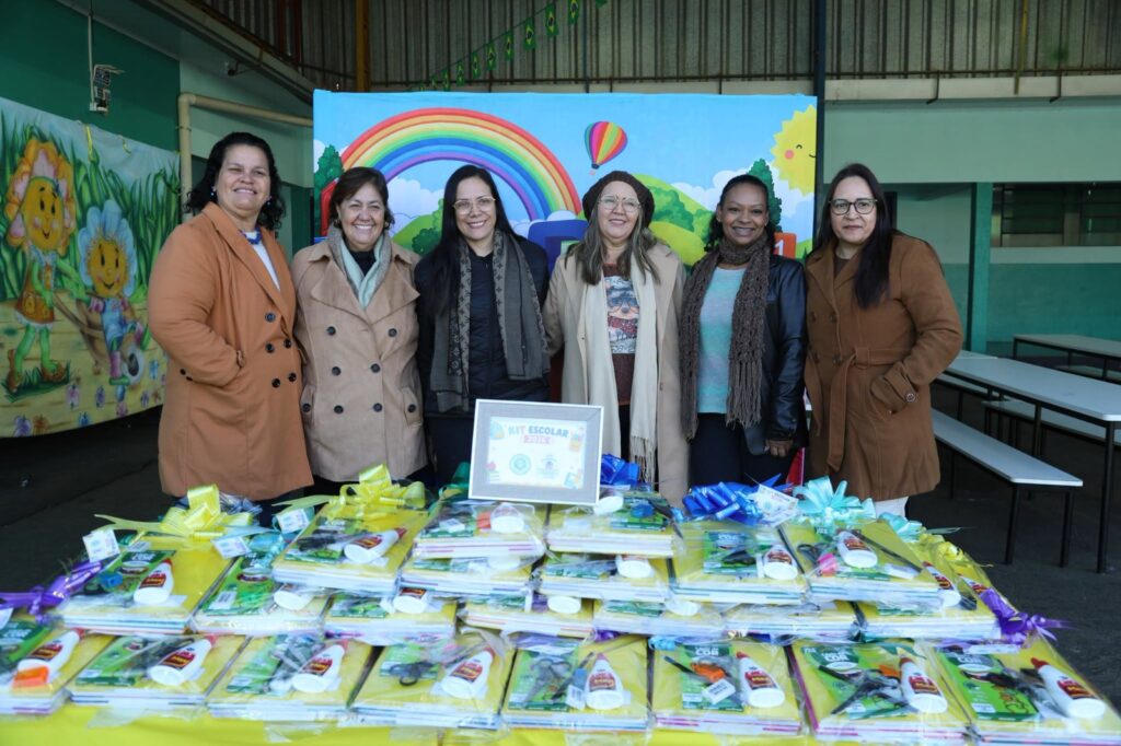 Prefeitura de Mundo Novo entrega kits escolares e garante reposição permanente de materiais nas escolas