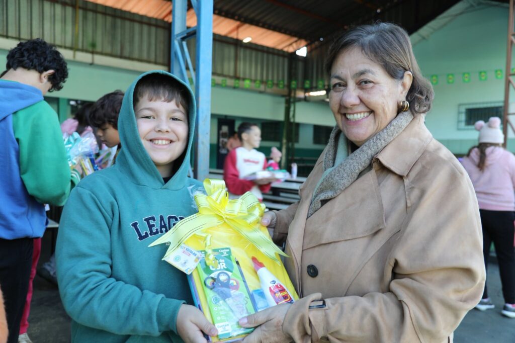 Prefeitura de Mundo Novo entrega kits escolares e garante reposição permanente de materiais nas escolas