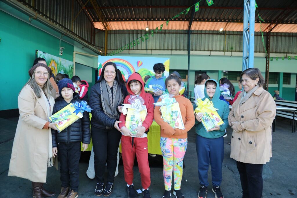 Prefeitura de Mundo Novo entrega kits escolares e garante reposição permanente de materiais nas escolas