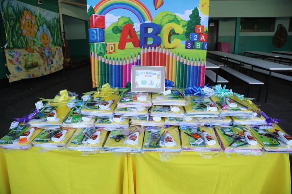Prefeitura de Mundo Novo entrega kits escolares e garante reposição permanente de materiais nas escolas