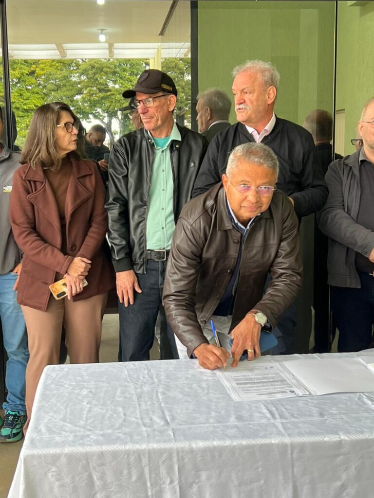 Assinatura de convênio fortalecerá estrutura do Hospital Regional de Amambai