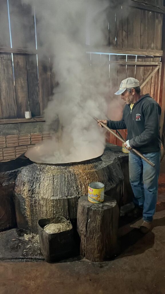 Visita do prefeito Sergio Barbosa destaca tradição da produção artesanal no campo em Amambai Visita do prefeito Sergio Barbosa destaca tradição da produção artesanal no campo em Amambai