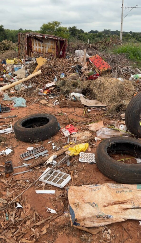 Caarapó: Nado Tozzi fiscaliza descarte irregular de lixo no Jardim dos Ipês e cobra providências