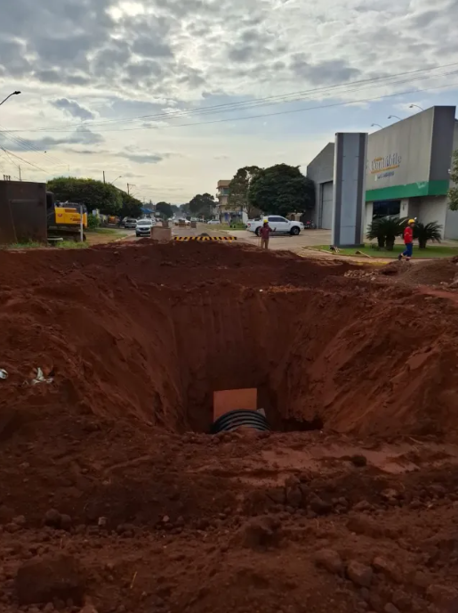 Obra na Rua 7 de Setembro segue em andamento e trecho permanece interditado em Amambai Obra na Rua 7 de Setembro segue em andamento e trecho permanece interditado em Amambai