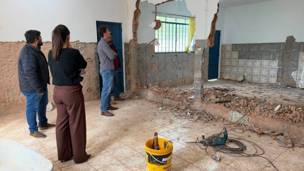 Prefeito de Itaquiraí destaca obras do novo Centro de Fisioterapia Prefeito de Itaquiraí destaca obras do novo Centro de Fisioterapia