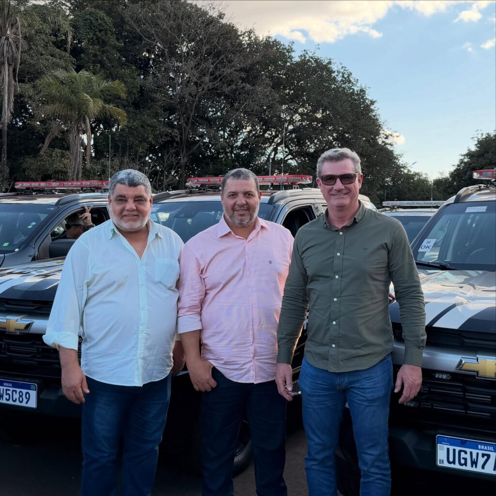 Prefeitura de Sete Quedas participa de entrega de viaturas para reforço da segurança pública Prefeitura de Sete Quedas participa de entrega de viaturas para reforço da segurança pública