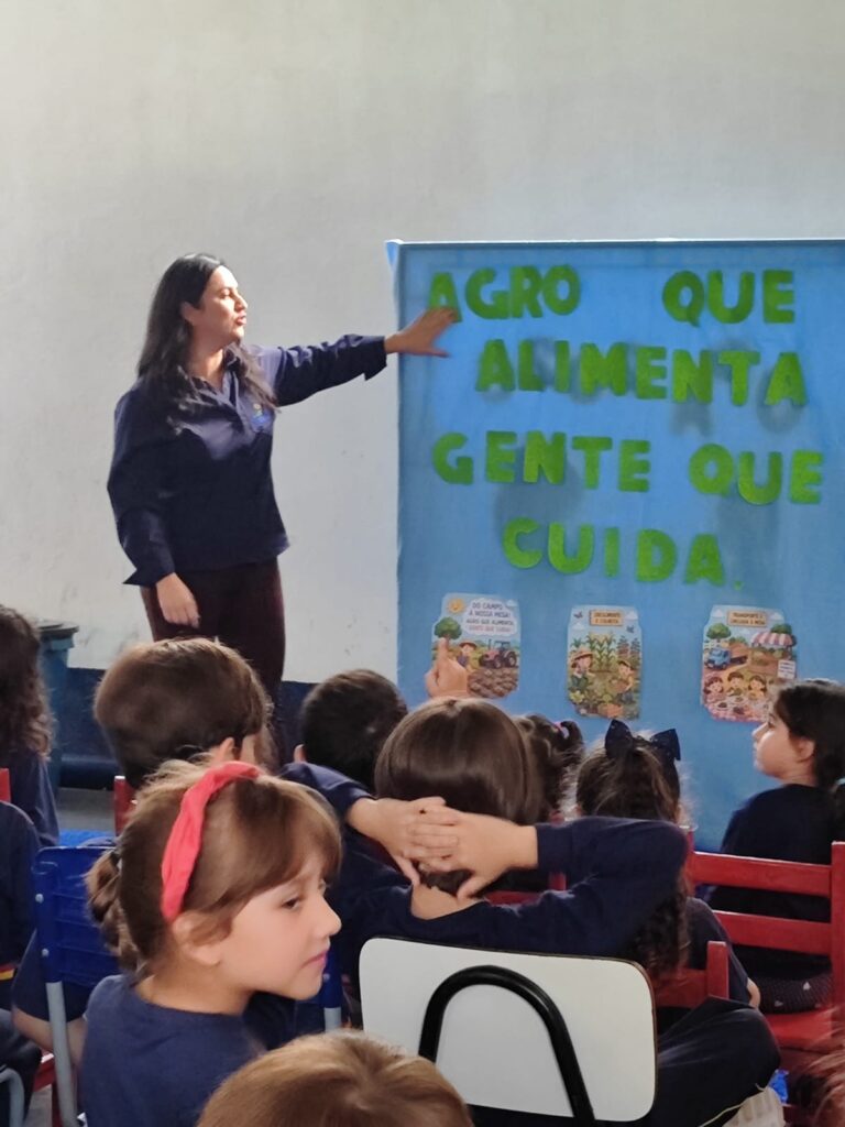 Palestra com o tema "Do Campo à Mesa" foi realizada na Escola Ativa pela Secretaria de Desenvolvimento Econômico de Iguatemi Palestra com o tema "Do Campo à Mesa" foi realizada na Escola Ativa pela Secretaria de Desenvolvimento Econômico de Iguatemi