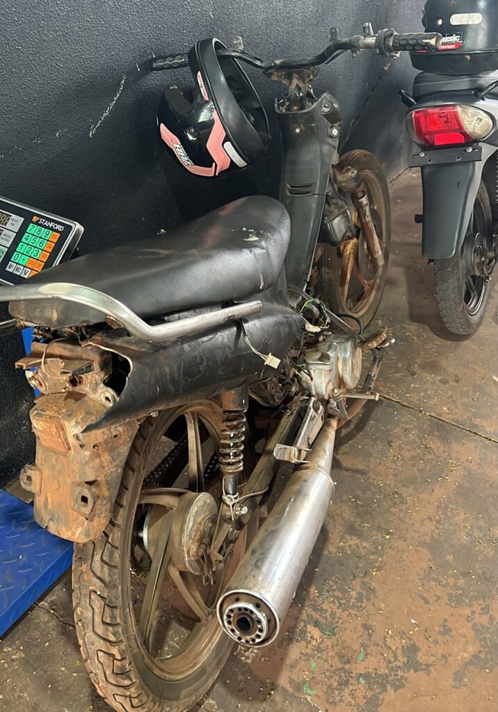 Polícia Militar prende dupla envolvida em diversos crimes e apreende simulacro de arma, faca e motocicleta com sinais de adulteração em Ponta Porã