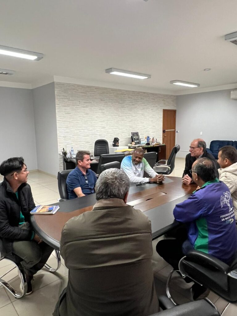 Prefeito de Amambai recebe um dos maiores nomes do atletismo brasileiro Prefeito de Amambai recebe um dos maiores nomes do atletismo brasileiro