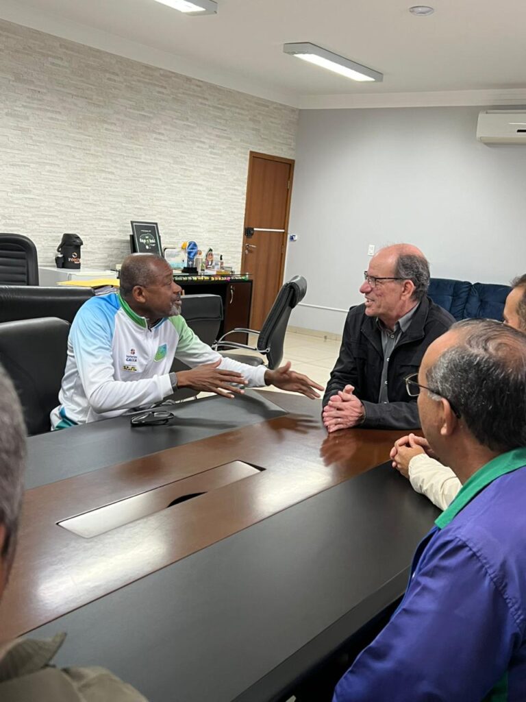 Prefeito de Amambai recebe um dos maiores nomes do atletismo brasileiro Prefeito de Amambai recebe um dos maiores nomes do atletismo brasileiro