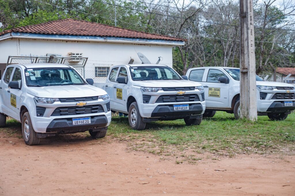 Quatro caminhonetes são entregues para reforçar atendimento às comunidades indígenas de Caarapó Quatro caminhonetes são entregues para reforçar atendimento às comunidades indígenas de Caarapó